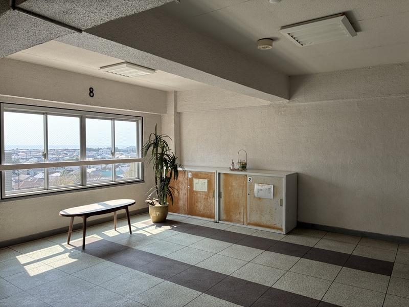藤沢市鵠沼海岸五丁目の売買物件/共用部（8階のエレベーター前です）