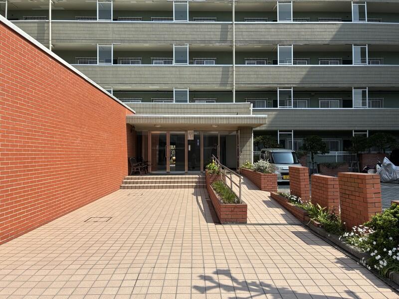 藤沢市鵠沼海岸五丁目の売買物件/マンションのエントランス。スロープもある優しさ
