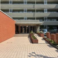 藤沢市鵠沼海岸五丁目の売買物件/マンションのエントランス。スロープもある優しさ