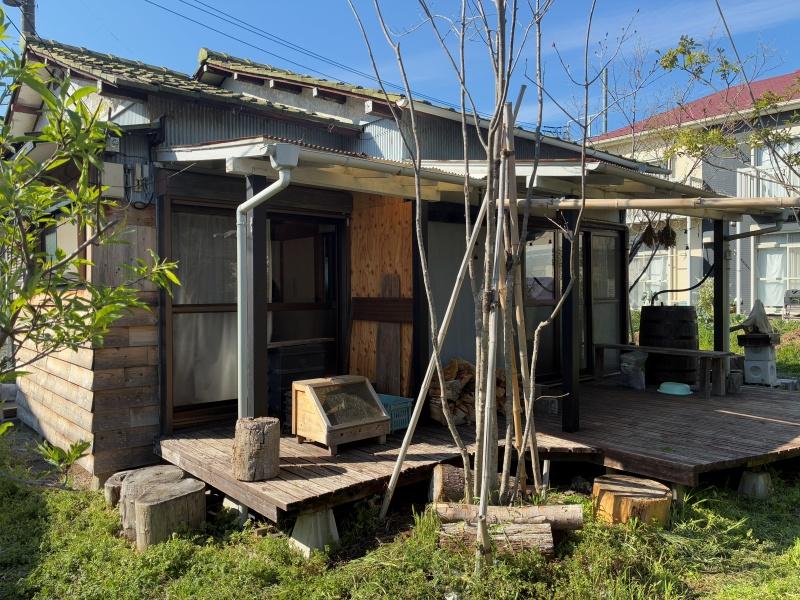 藤沢市辻堂元町三丁目の賃貸物件/敷地内の一角にあるコモンスペース「縁と緑」。オーナーと友人が改装した築60年ほどの木造平屋です
