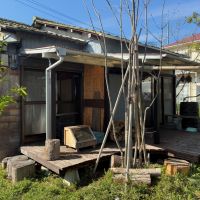 藤沢市辻堂元町三丁目の賃貸物件/敷地内の一角にあるコモンスペース「縁と緑」。オーナーと友人が改装した築60年ほどの木造平屋です