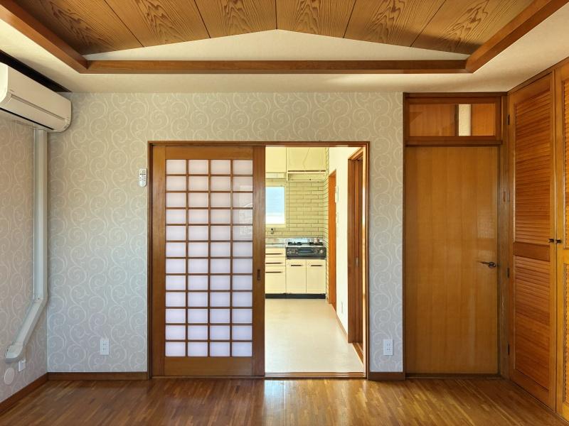 藤沢市辻堂元町三丁目の賃貸物件/洋室｜反対から見て。キッチンダイニングとは引き戸で仕切ることができます