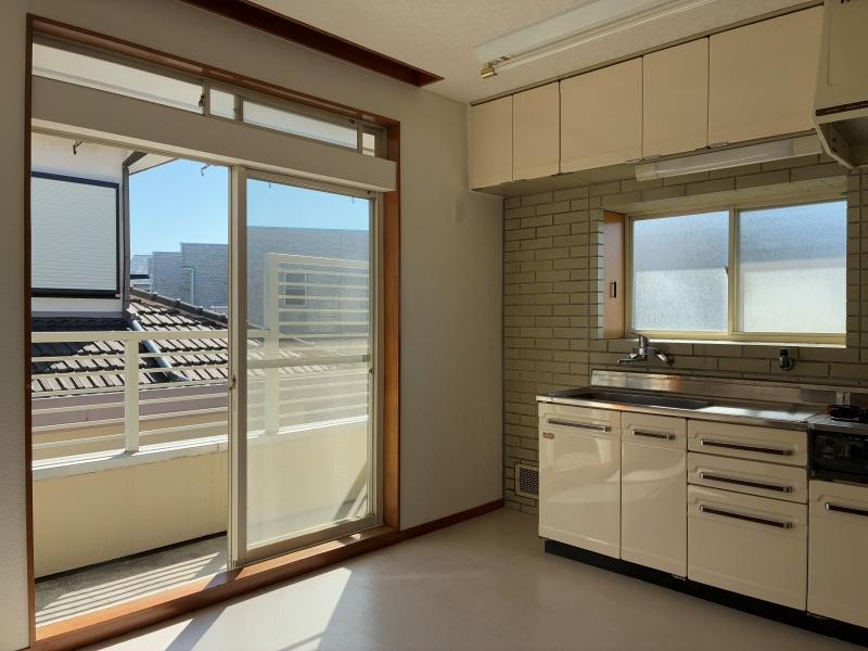 藤沢市辻堂元町三丁目の賃貸物件/キッチンダイニング｜隣家と建物同士が近くても、これだけ陽が差し込みます