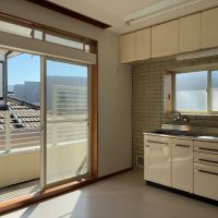 藤沢市辻堂元町三丁目の賃貸物件/キッチンダイニング｜隣家と建物同士が近くても、これだけ陽が差し込みます