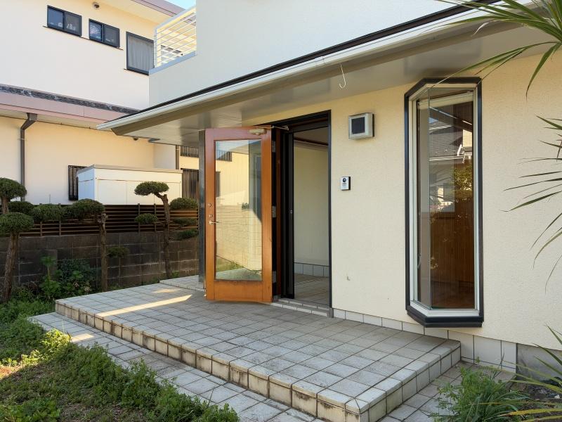 藤沢市辻堂元町三丁目の賃貸物件/玄関ポーチは広々。突き出た三角窓が印象的です。1階にはオーナーの使用する倉庫・車庫がありますが入口は別。建物内で分かれています