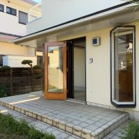 藤沢市辻堂元町三丁目の賃貸物件/玄関ポーチは広々。突き出た三角窓が印象的です。1階にはオーナーの使用する倉庫・車庫がありますが入口は別。建物内で分かれています