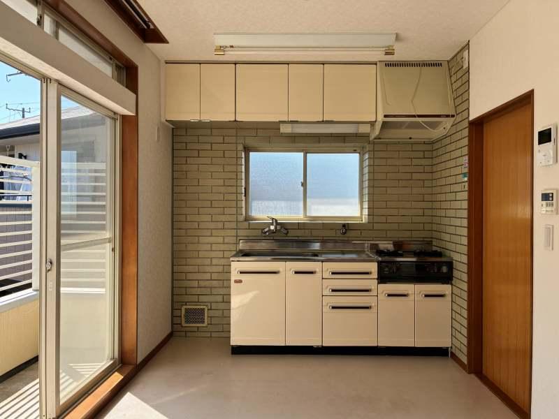 藤沢市辻堂元町三丁目の賃貸物件/キッチンダイニング｜小さめのテーブルとチェアを置いて、コンパクトにまとめましょう