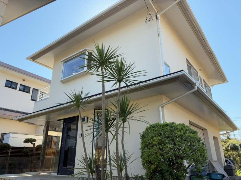 藤沢市辻堂元町三丁目の賃貸物件/外観｜先代であるオーナーの祖父が、アメリカにいる家族の帰りを待ち、建てた家。その背景を聞くと愛情を感じると共に、和と洋がやわらかく混ざり合った空間に納得がいきます