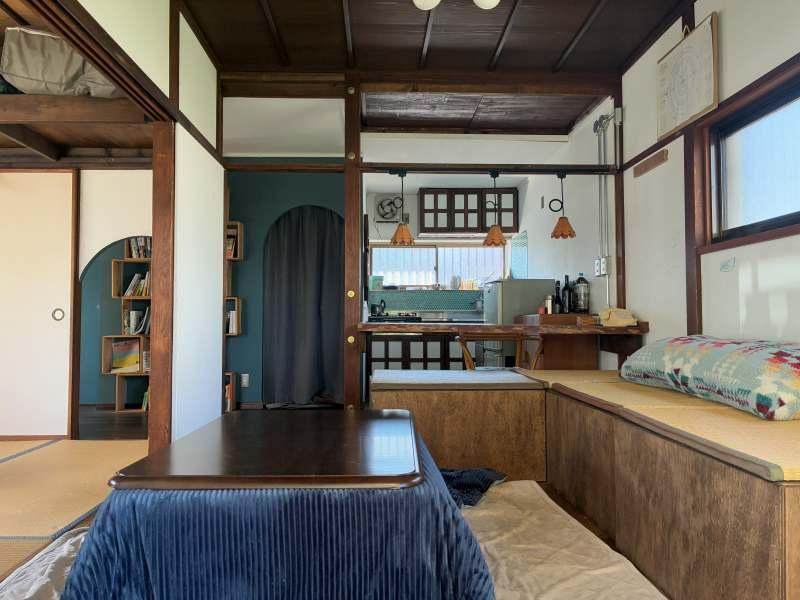 藤沢市辻堂元町三丁目の賃貸物件/コモンスペースの平屋室内｜約36平米の広さでキッチン、トイレ、浴室もあります。取材時にはこたつが置かれていて、冬の名残が