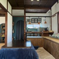 藤沢市辻堂元町三丁目の賃貸物件/コモンスペースの平屋室内｜約36平米の広さでキッチン、トイレ、浴室もあります。取材時にはこたつが置かれていて、冬の名残が