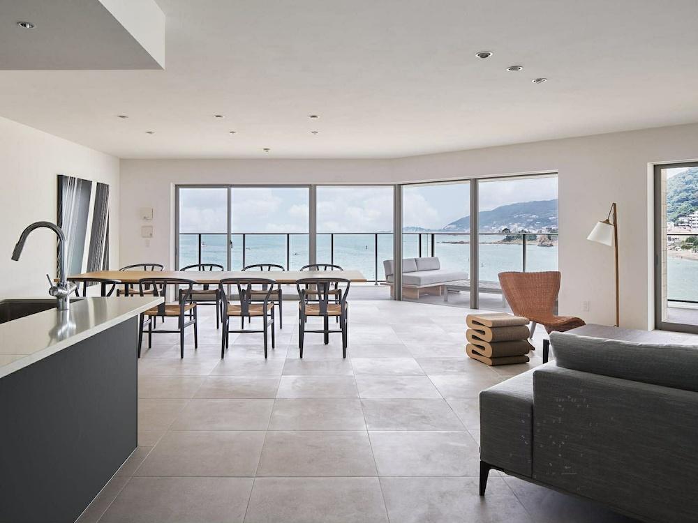 横須賀市秋谷一丁目の賃貸物件/リビング｜扉を開けた先にはこの風景が広がっています（写真提供：studio YOCHI）