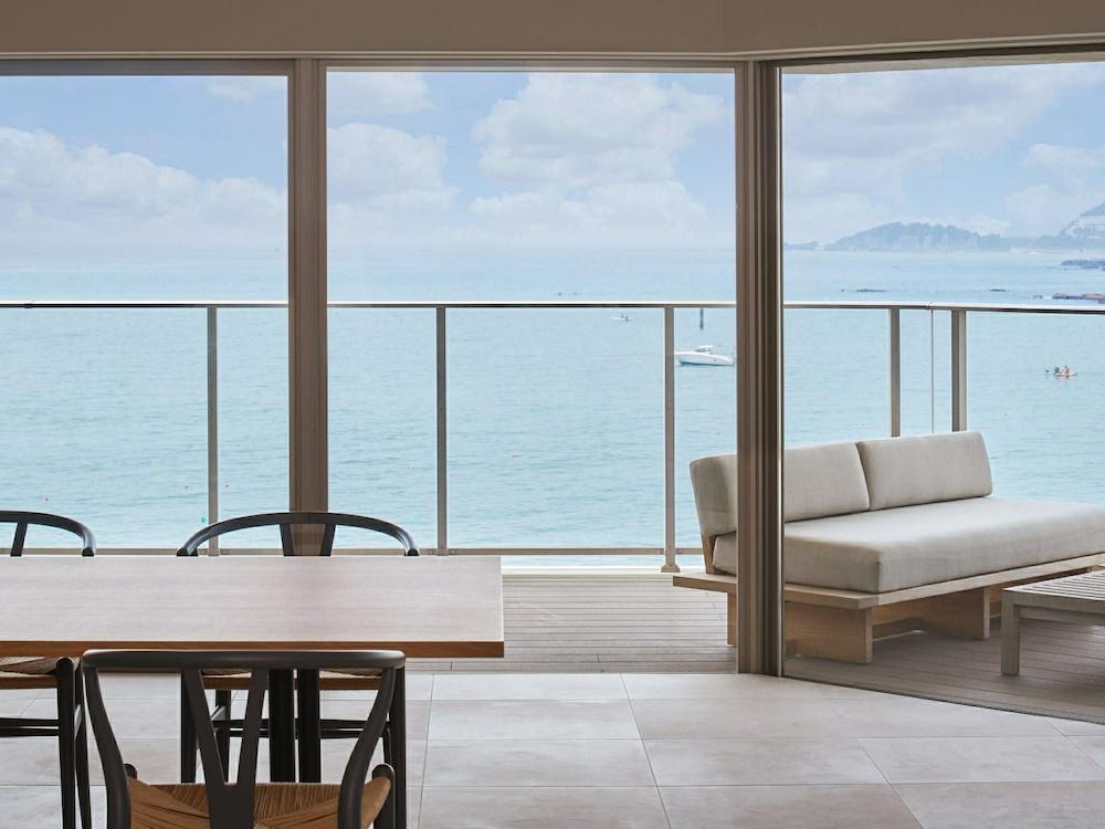 横須賀市秋谷一丁目の賃貸物件/ダイニングエリアからバルコニー越しの海を見る｜遠くに船が見えるのも日常の風景です｜夕陽が綺麗な日は感動すると思います（写真提供：studio YOCHI）