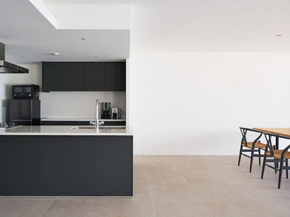 横須賀市秋谷一丁目の賃貸物件/リビング｜ソファに座ったところから見える上質な空間（写真提供：studio YOCHI）