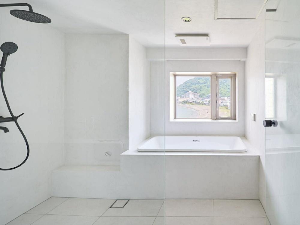 横須賀市秋谷一丁目の賃貸物件/バスルーム｜真っ白い空間をガラスの壁と扉で仕切られ、窓の向こうに広がる景色を切り取ります（写真提供：studio YOCHI）