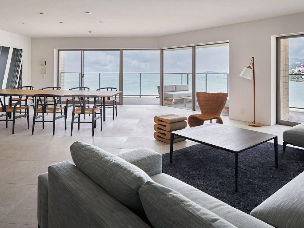 横須賀市秋谷一丁目の賃貸物件/リビング｜ソファの後ろからダイニングとバルコニー方向を見る（写真提供：studio YOCHI）