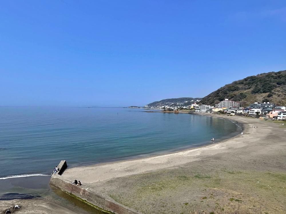 横須賀市秋谷一丁目の賃貸物件/バルコニーからの眺望｜海の左側に富士山が見えるはずです｜右の山も綺麗