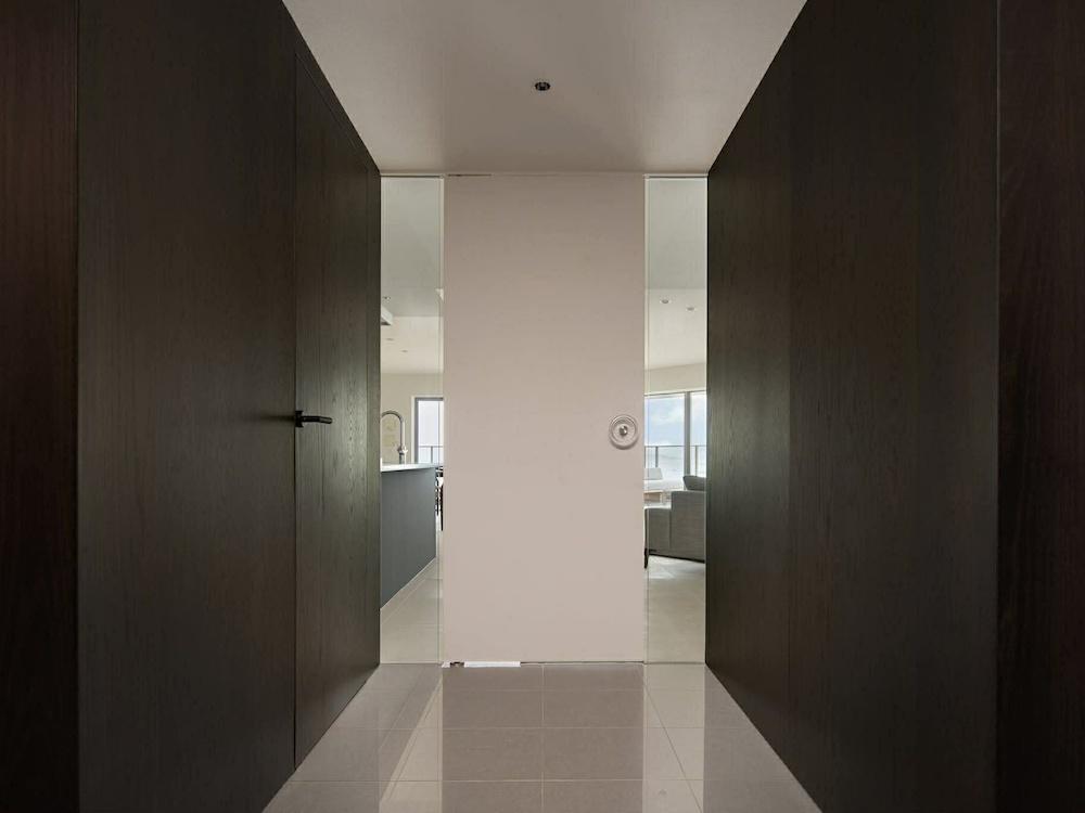 横須賀市秋谷一丁目の賃貸物件/玄関から続くリビングへのアプローチが素敵です（写真提供：studio YOCHI）