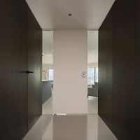 横須賀市秋谷一丁目の賃貸物件/玄関から続くリビングへのアプローチが素敵です（写真提供：studio YOCHI）