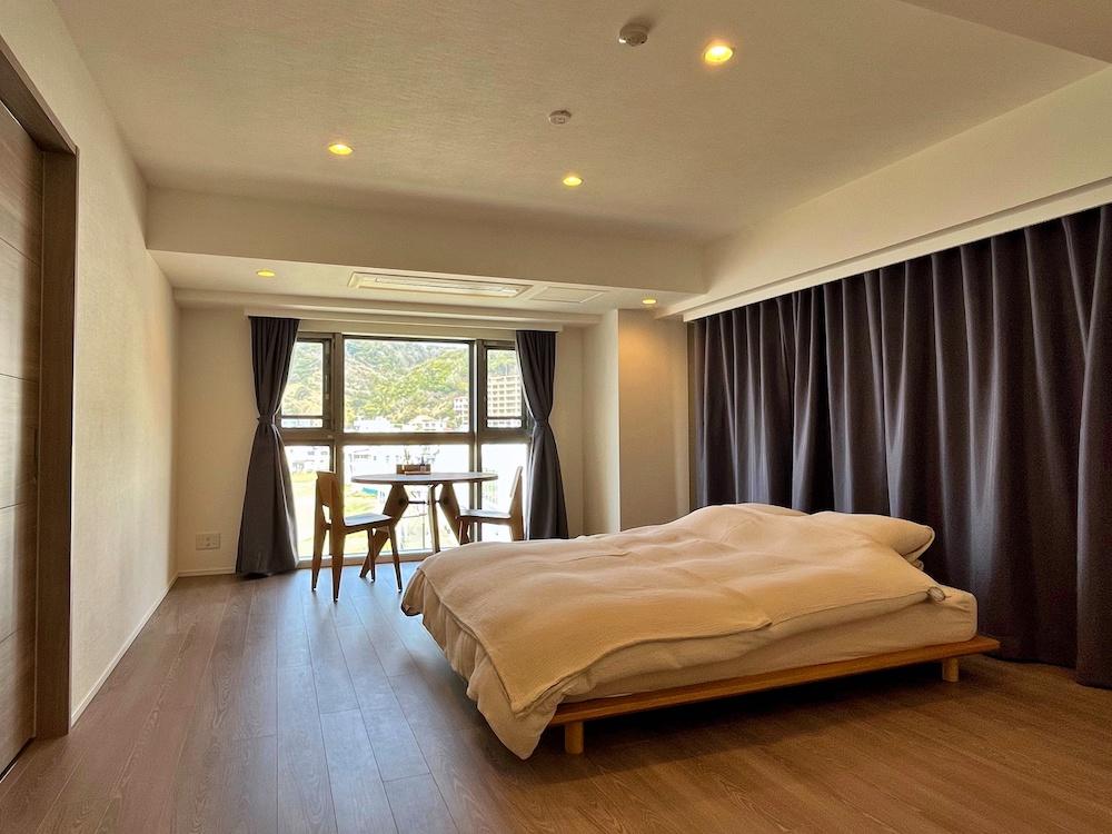 横須賀市秋谷一丁目の賃貸物件/主寝室｜上品なカーテンに包まれるような空間｜左側の扉の向こうはバスルーム