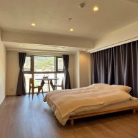 横須賀市秋谷一丁目の賃貸物件/主寝室｜上品なカーテンに包まれるような空間｜左側の扉の向こうはバスルーム