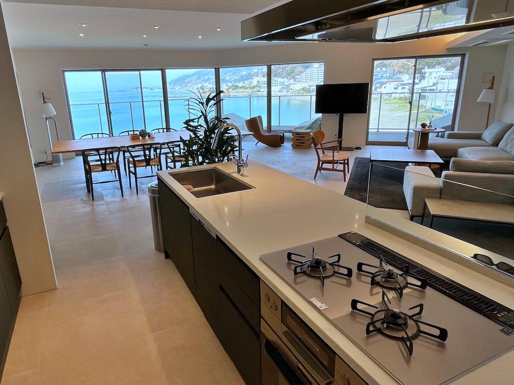 横須賀市秋谷一丁目の賃貸物件/キッチンからリビングを少し俯瞰で見る｜キッチンにいても窓の向こうに海が見えるとテンションが上がります