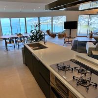 横須賀市秋谷一丁目の賃貸物件/キッチンからリビングを少し俯瞰で見る｜キッチンにいても窓の向こうに海が見えるとテンションが上がります