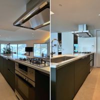 横須賀市秋谷一丁目の賃貸物件/キッチン｜両アングルから｜奥にパントリー（ユーティリティ）があり、そこには洗濯機置き場もあります