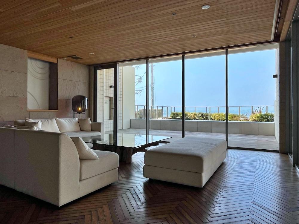 横須賀市秋谷一丁目の賃貸物件/共用部分｜エントランスホール｜こうした共用部も素敵なマンションです