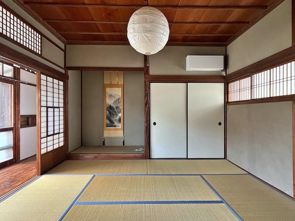 鎌倉市坂ノ下の賃貸物件/2階和室｜左右から明かり取りの開口部があり、明るい