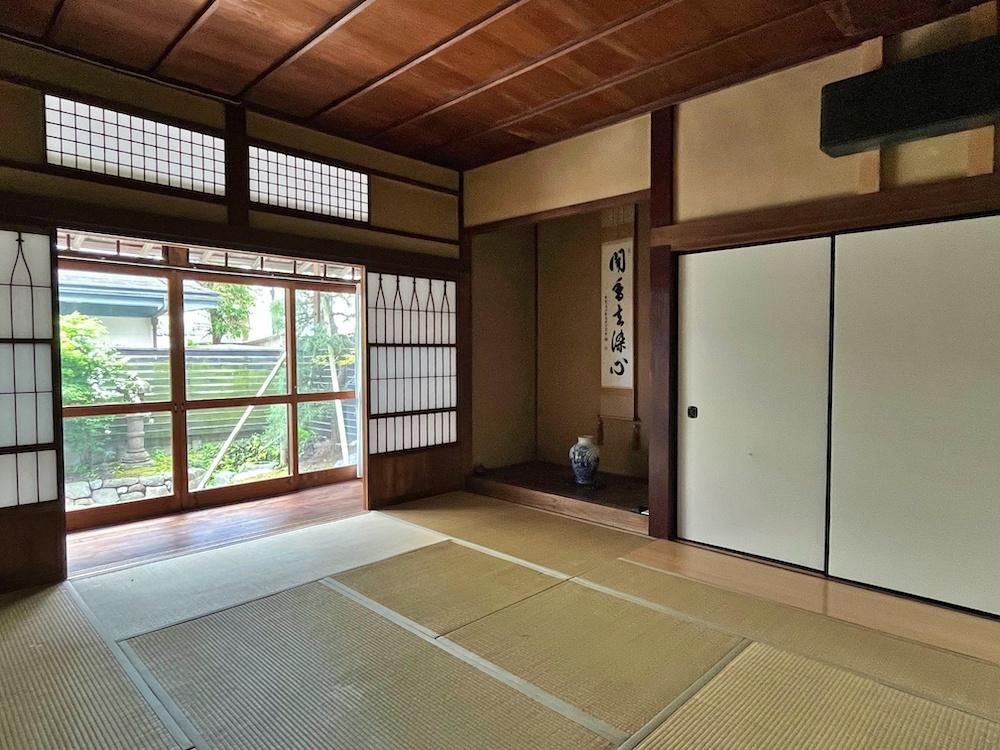 鎌倉市坂ノ下の賃貸物件/1階8畳和室｜障子の先に広がる庭との関係