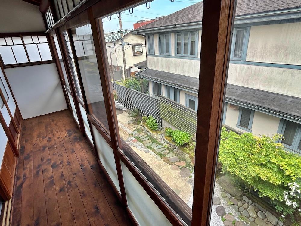 鎌倉市坂ノ下の賃貸物件/2階和室に隣接する縁側｜足元までガラスの入った建具がいい
