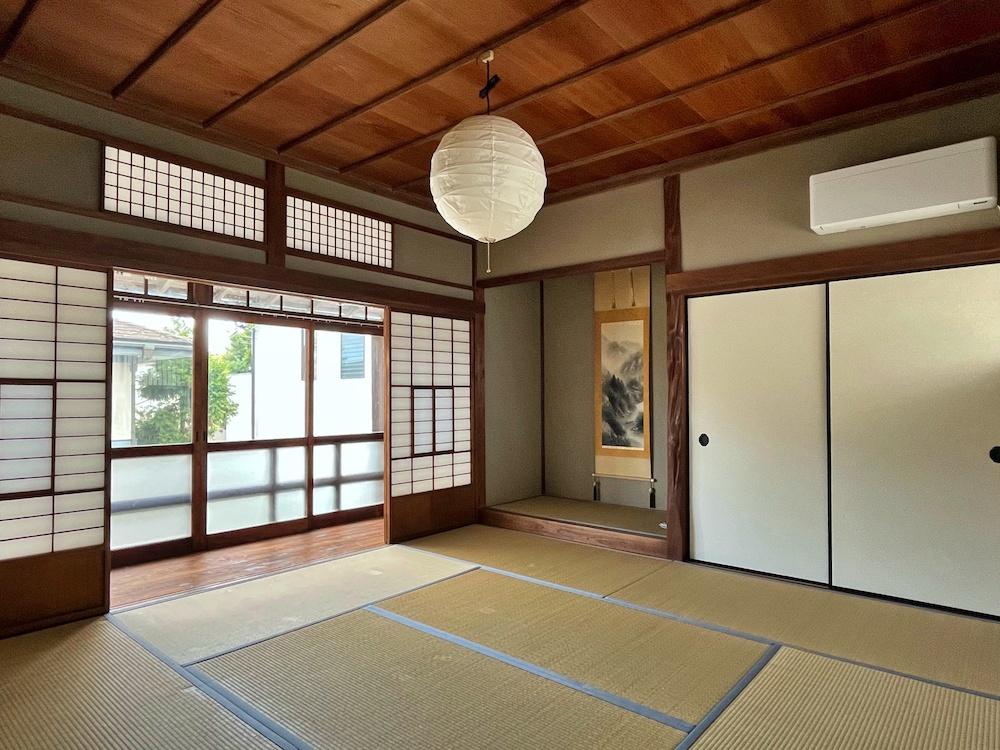 鎌倉市坂ノ下の賃貸物件/2階和室｜別アングルから見ると明るさの理由が分かる