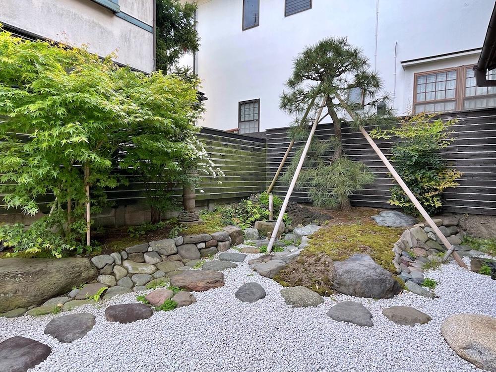 鎌倉市坂ノ下の賃貸物件/庭｜白い玉砂利が明るさをもたらし、木々が彩る