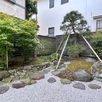 鎌倉市坂ノ下の賃貸物件/庭｜白い玉砂利が明るさをもたらし、木々が彩る