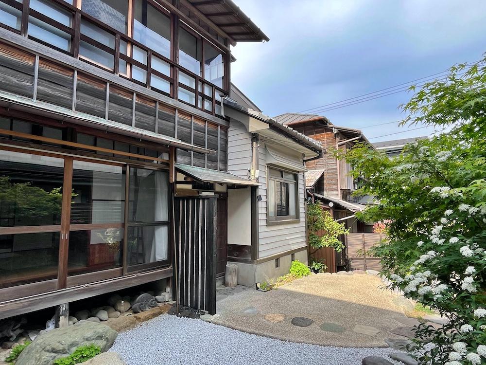 鎌倉市坂ノ下の賃貸物件/外観｜2階の窓まわりの意匠に興味が湧きます