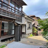 鎌倉市坂ノ下の賃貸物件/外観｜2階の窓まわりの意匠に興味が湧きます