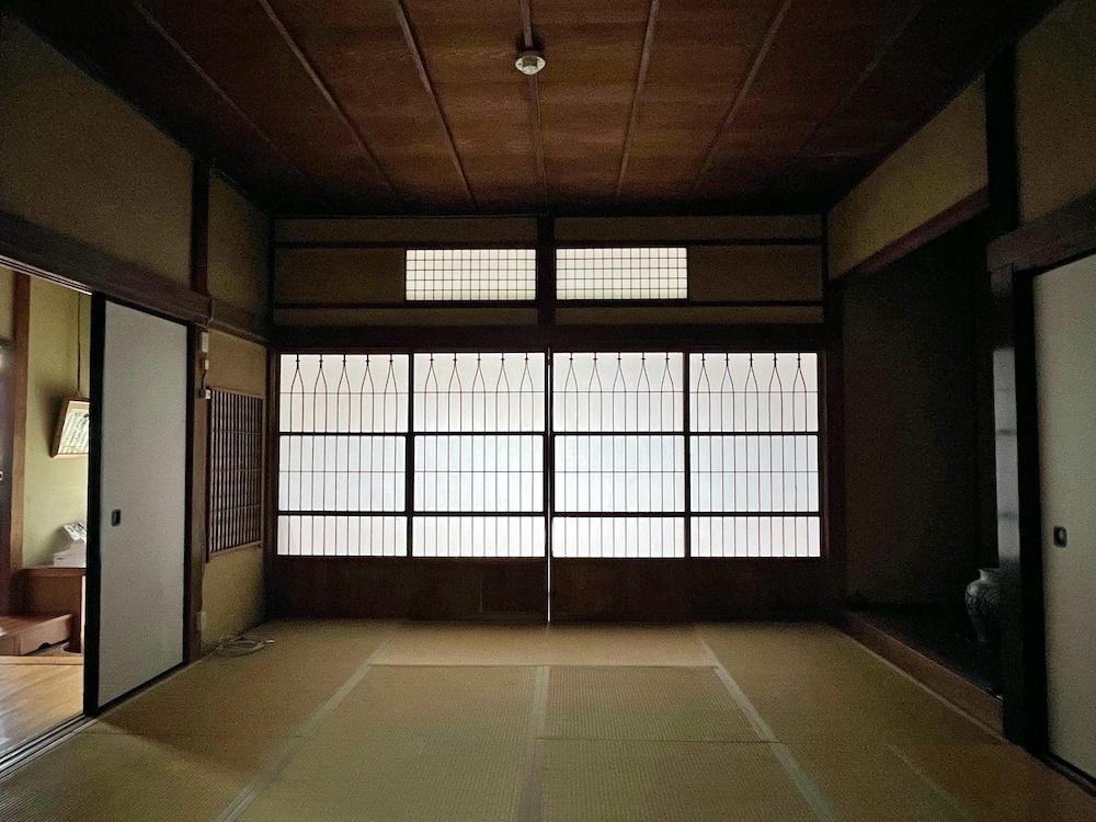 鎌倉市坂ノ下の賃貸物件/1階和室｜障子を閉じて少し暗い感じも美しい
