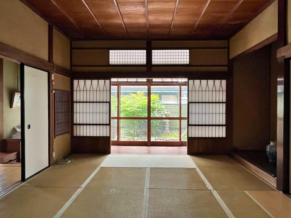 鎌倉市坂ノ下の賃貸物件/1階和室｜障子を開ける