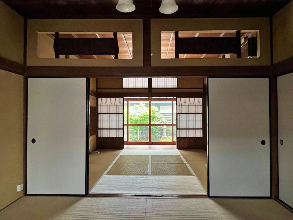 鎌倉市坂ノ下の賃貸物件/1階6畳和室から続きの8畳和室を見る｜欄間が美しい