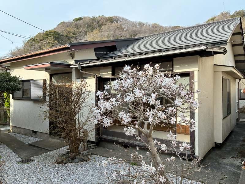 三浦郡葉山町長柄の賃貸物件/屋根は「むくり屋根」と呼ばれる、中央がわずかにふくらんだ日本の伝統的なかたち（写真右側）