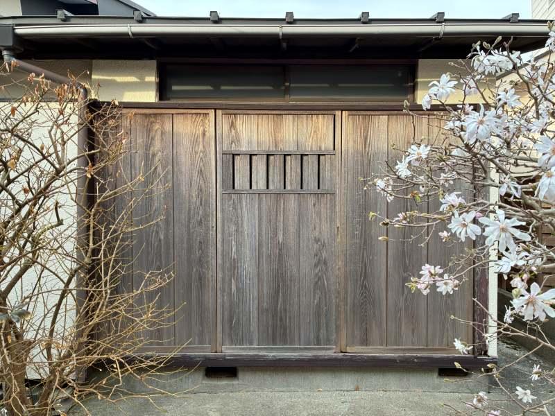 三浦郡葉山町長柄の賃貸物件/木製の雨戸もそのまま使用しています