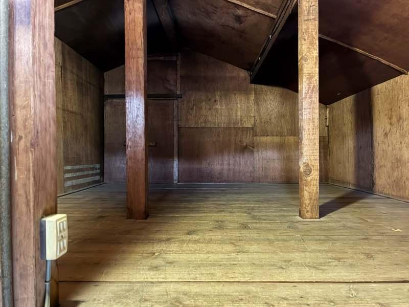 三浦郡葉山町長柄の賃貸物件/屋根裏｜反対にも収納スペースがたっぷり