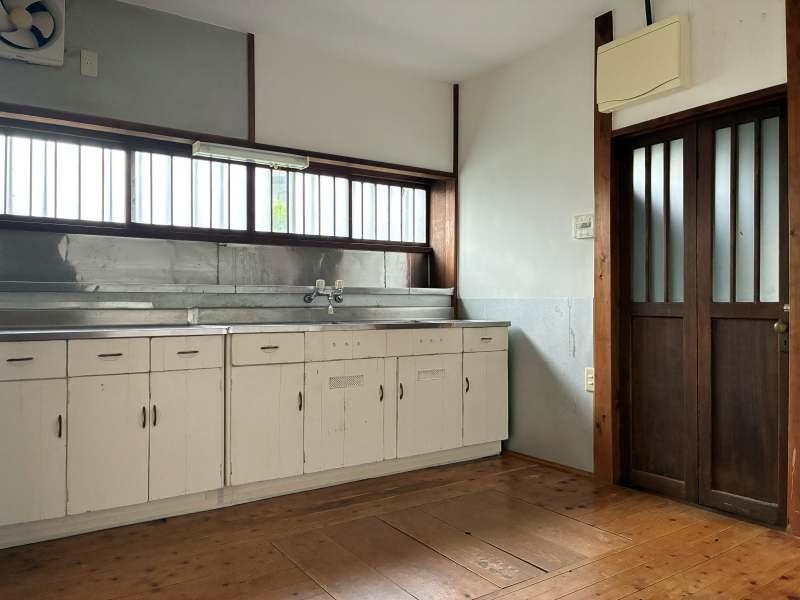 三浦郡葉山町長柄の賃貸物件/味わいのある台所がお気に入りというオーナー。あえて新しいものには変えていません