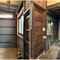 三浦郡葉山町長柄の賃貸物件/外収納｜勝手口から建物裏に出られます。奥にあるのは電気温水器ですが、今は使用できません