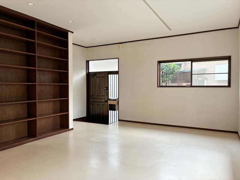 三浦郡葉山町長柄の賃貸物件/居間｜玄関に入って一段上がり、居室があるつくりです