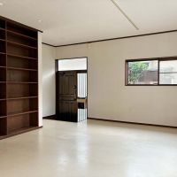 三浦郡葉山町長柄の賃貸物件/居間｜玄関に入って一段上がり、居室があるつくりです