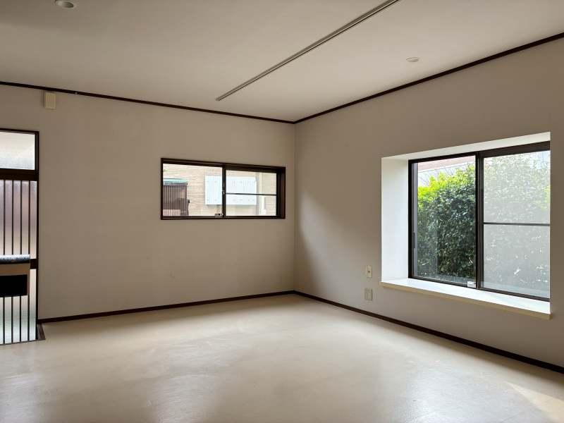 三浦郡葉山町長柄の賃貸物件/居間｜約12.5帖と広いスペース