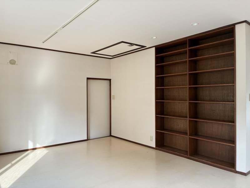 三浦郡葉山町長柄の賃貸物件/居間｜備え付けの収納棚。奥が台所へと続く引き戸