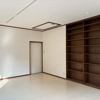 三浦郡葉山町長柄の賃貸物件/居間｜備え付けの収納棚。奥が台所へと続く引き戸