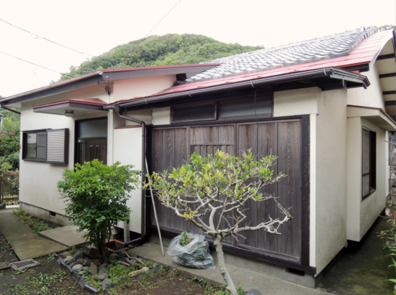 三浦郡葉山町長柄の賃貸物件/改修前（12年前）の姿がこちら。むくり屋根は瓦を下し、軽くて丈夫な屋根材を切り、曲げて合わせました